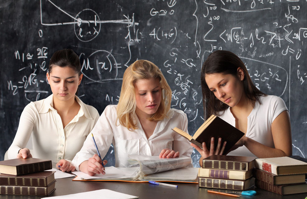 <a href='http://www.qikan58.com/list1-3.html' title='英语论文' target='_blank' style='color:#ff0000'>英语论文</a>写作格式.png 英语论文写作格式.png